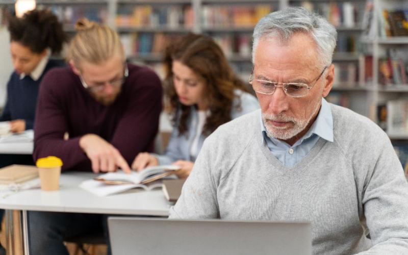 Hombre adulto en situación de desempleo estudiando con un portátil en un curso gratuito en A Coruña