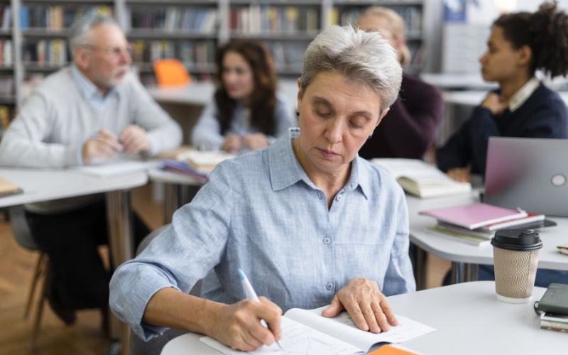 Mujer mayor de 45 años estudiando en un aula para reinventarse profesionalmente en A Coruña